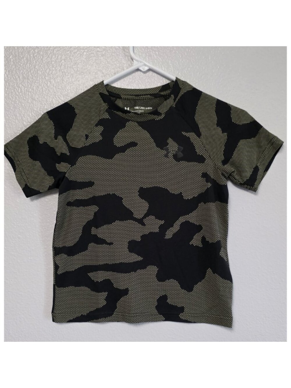 Under Armour Boys YXS Black Olive Camo Short Sleeve Athletic Shirt